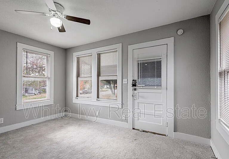 200 W Caroline St #B — Photo 6
