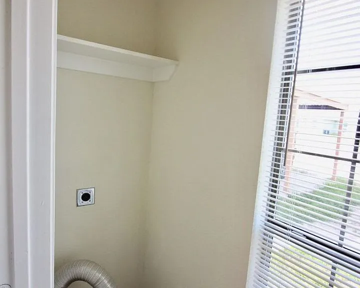 112-114 Collett Ct — Photo 6