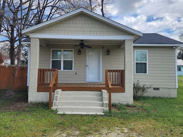 2702 N Railroad St — Photo 1