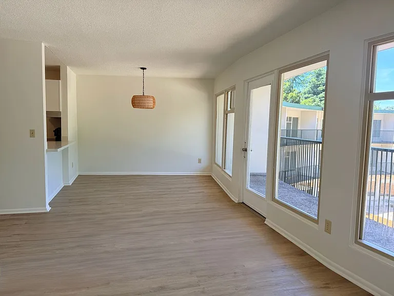 Crescent Apartments — Photo 38