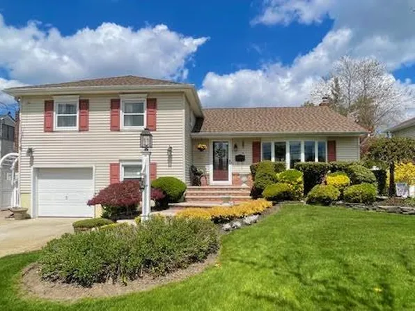 322 Grover Avenue N, Massapequa Park, NY 11762