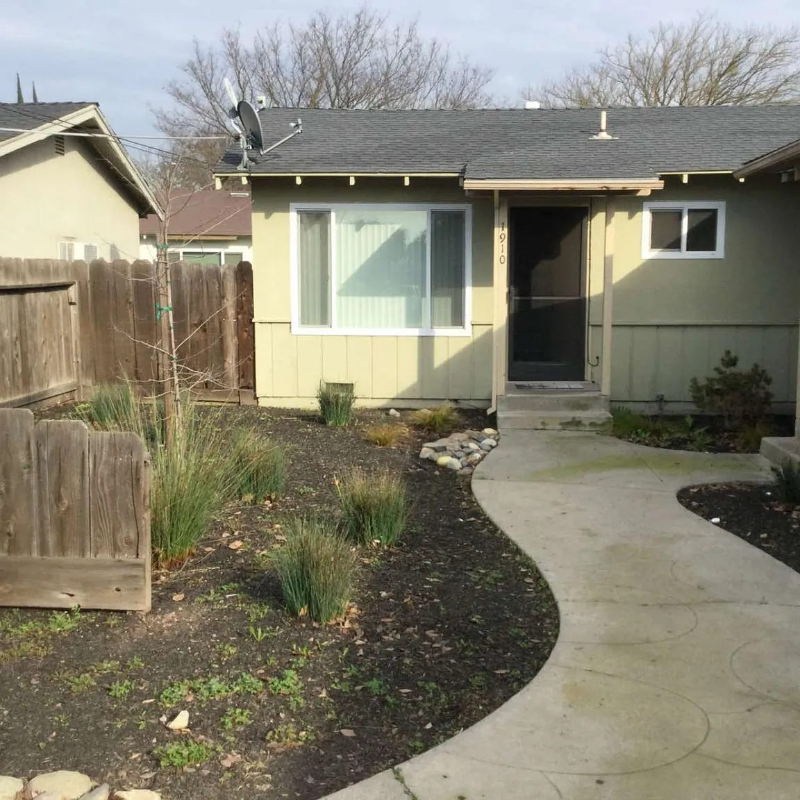 1910 Rose Ave photo 1