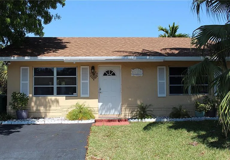 7002 NW 99th Way — Photo 1