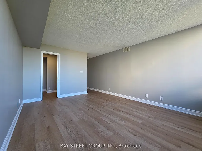 1 Aberfoyle Cres #2011 — Photo 15