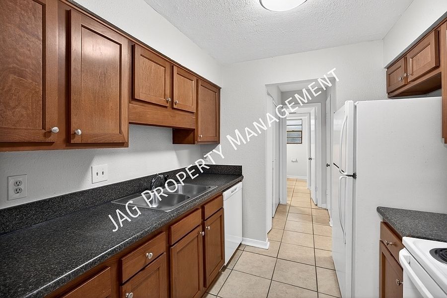 1st image of 482 Bentwood Ln #B