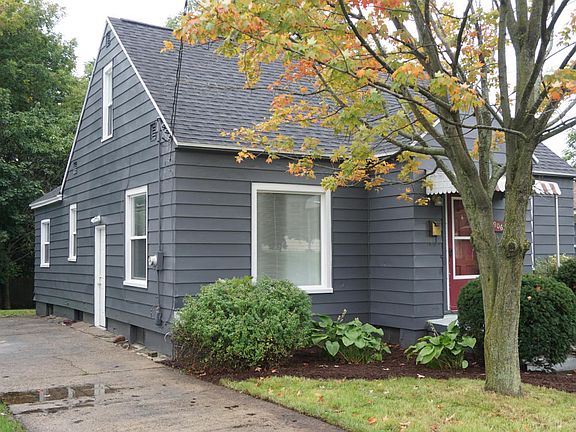 3rd image of 906 Leonard St NE