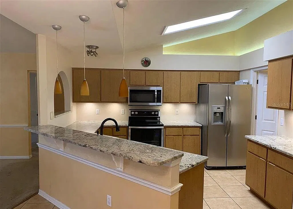 3 bed, 2.0 bath, 1838 sqft, $2,200 — Photo 2