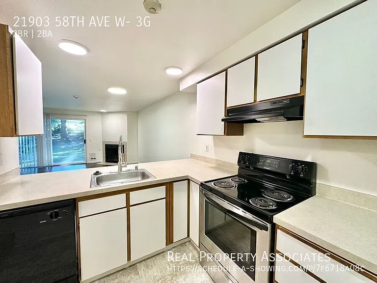 Hillcrest — Photo 40