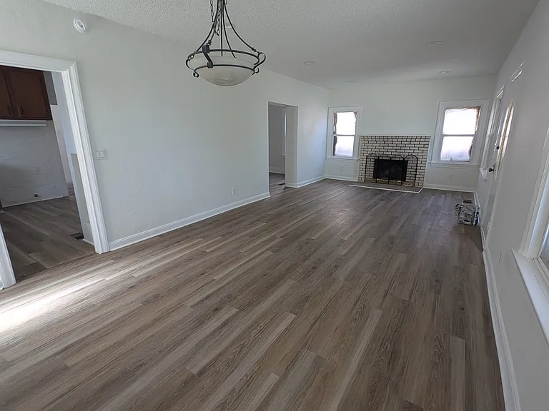 2213 S Meridian Ave — Photo 2