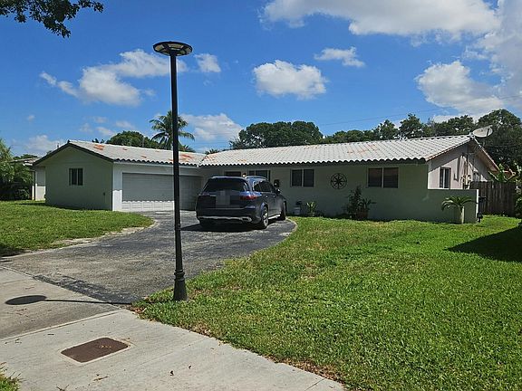 2nd image of 14371 Lake Crescent Pl