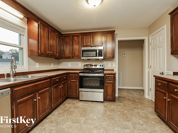 5th image of 161 Shady Maple Dr