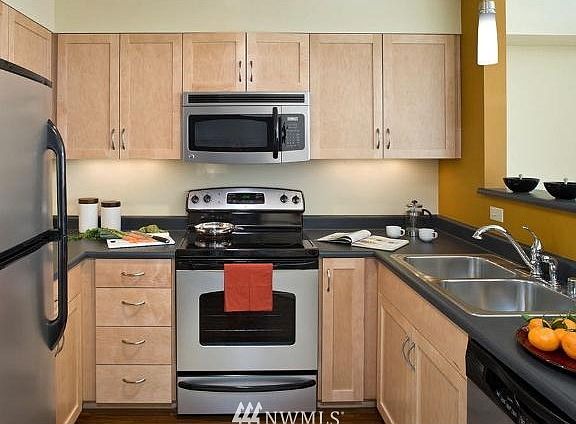 2nd image of 827 Hiawatha Place S #306