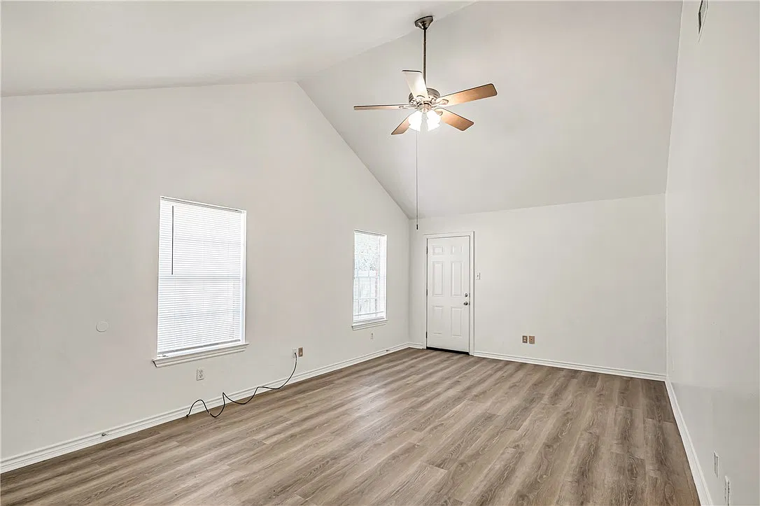 2 bed, 988 sqft, $1,350 — Photo 2