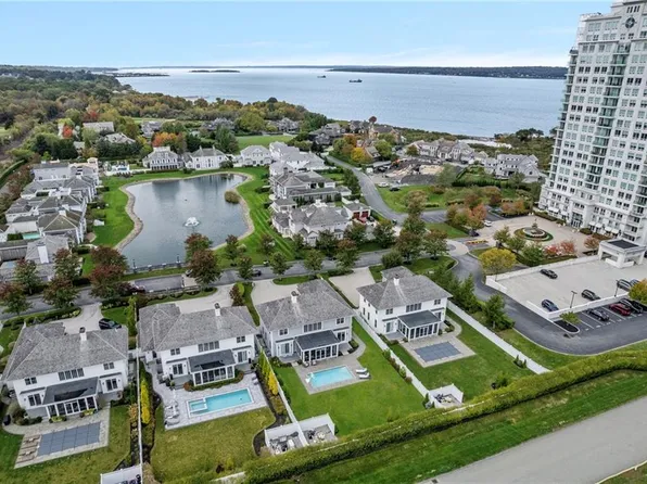 33 Carnegie Abbey Ln, Portsmouth, RI 02871