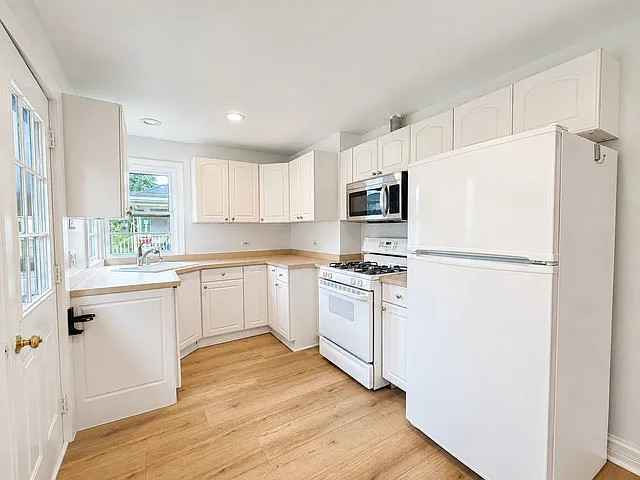 2 bed, 716 sqft, $2,200 — Photo 2