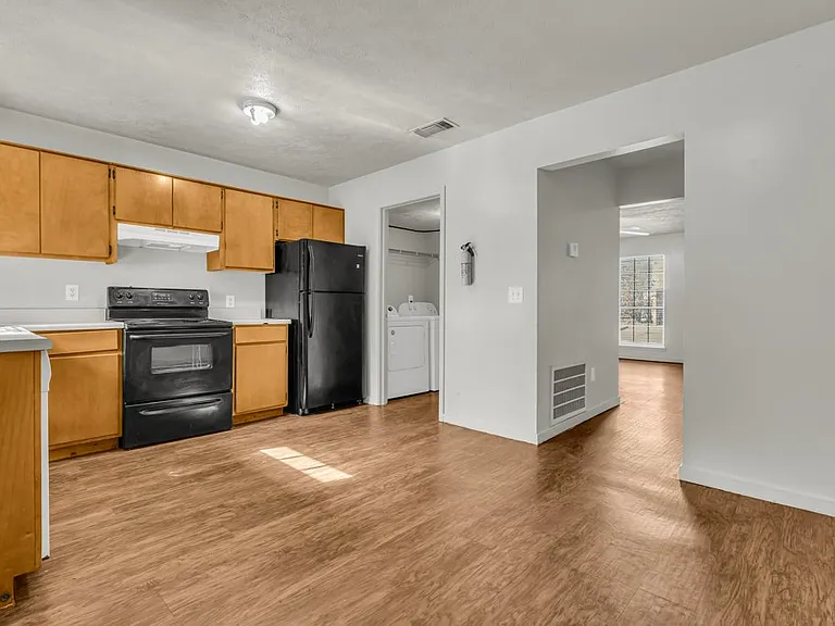 1301 Louisville St — Photo 9