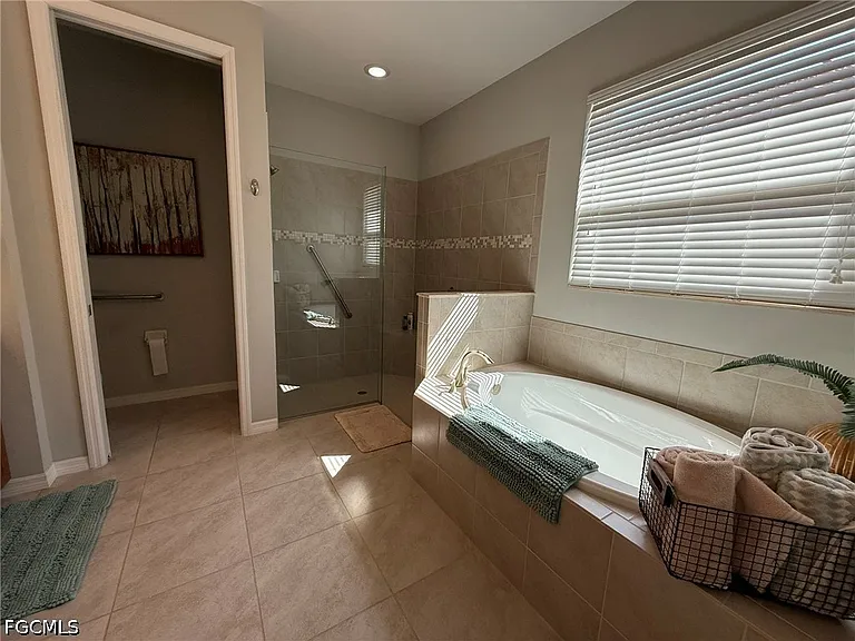 3916 King Edwards St — Photo 22