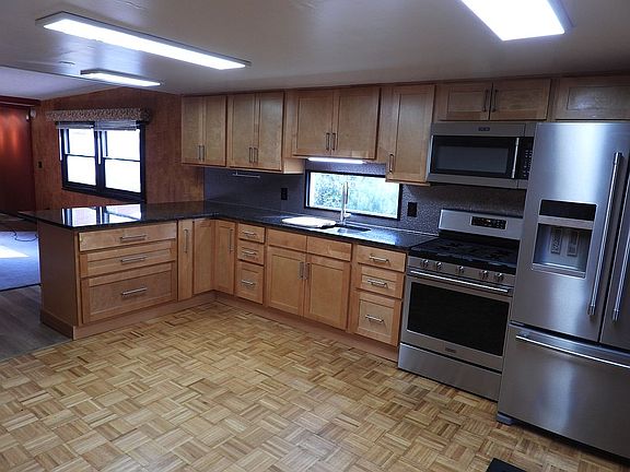 Kitchen appliances included