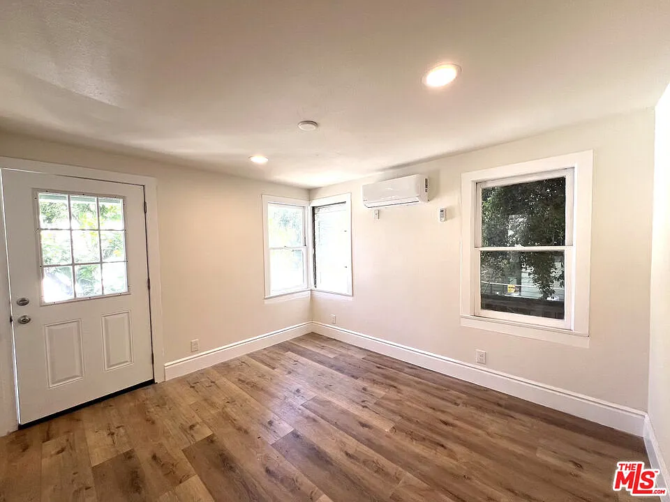 Studio, 1.0 bath, 350 sqft, $1,600 — Photo 3
