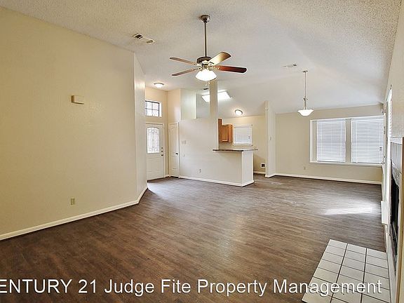 3rd image of 929 Simon Dr