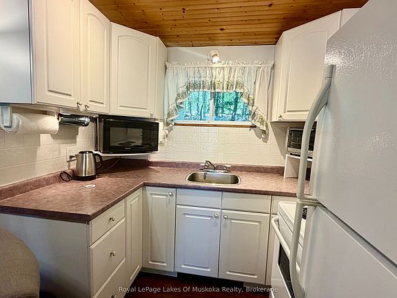 4th image of 1082 Lakeshore Dr S