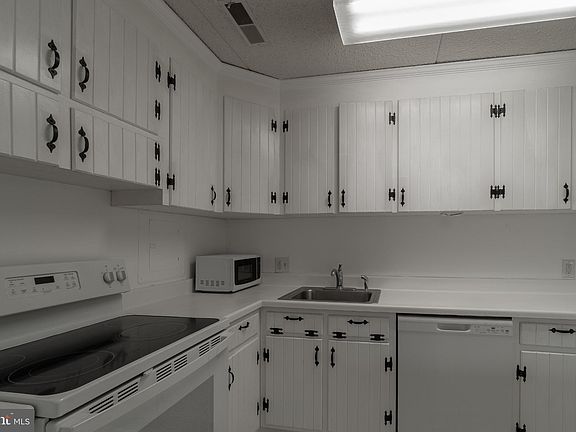 4th image of 1631 Edgewood Pl APT 103
