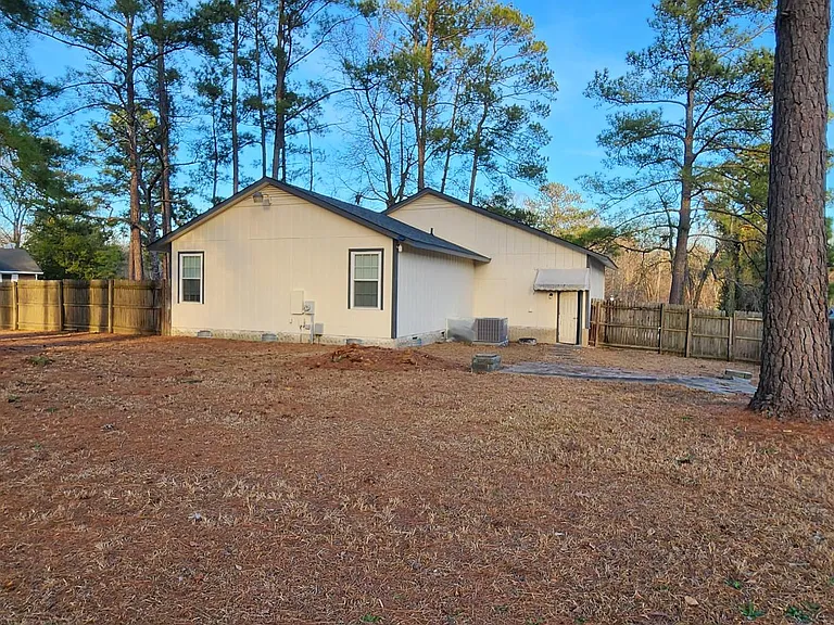 912 Kennesaw Dr — Photo 4