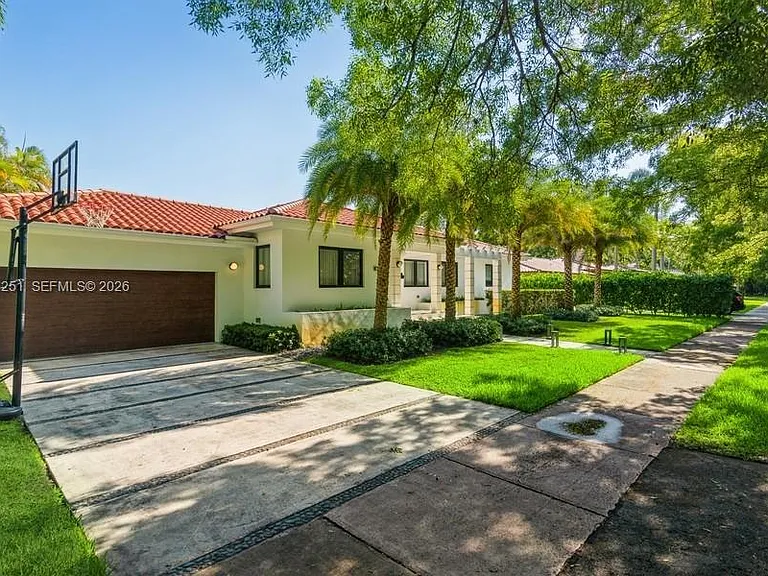 1035 Catalonia Ave — Photo 2
