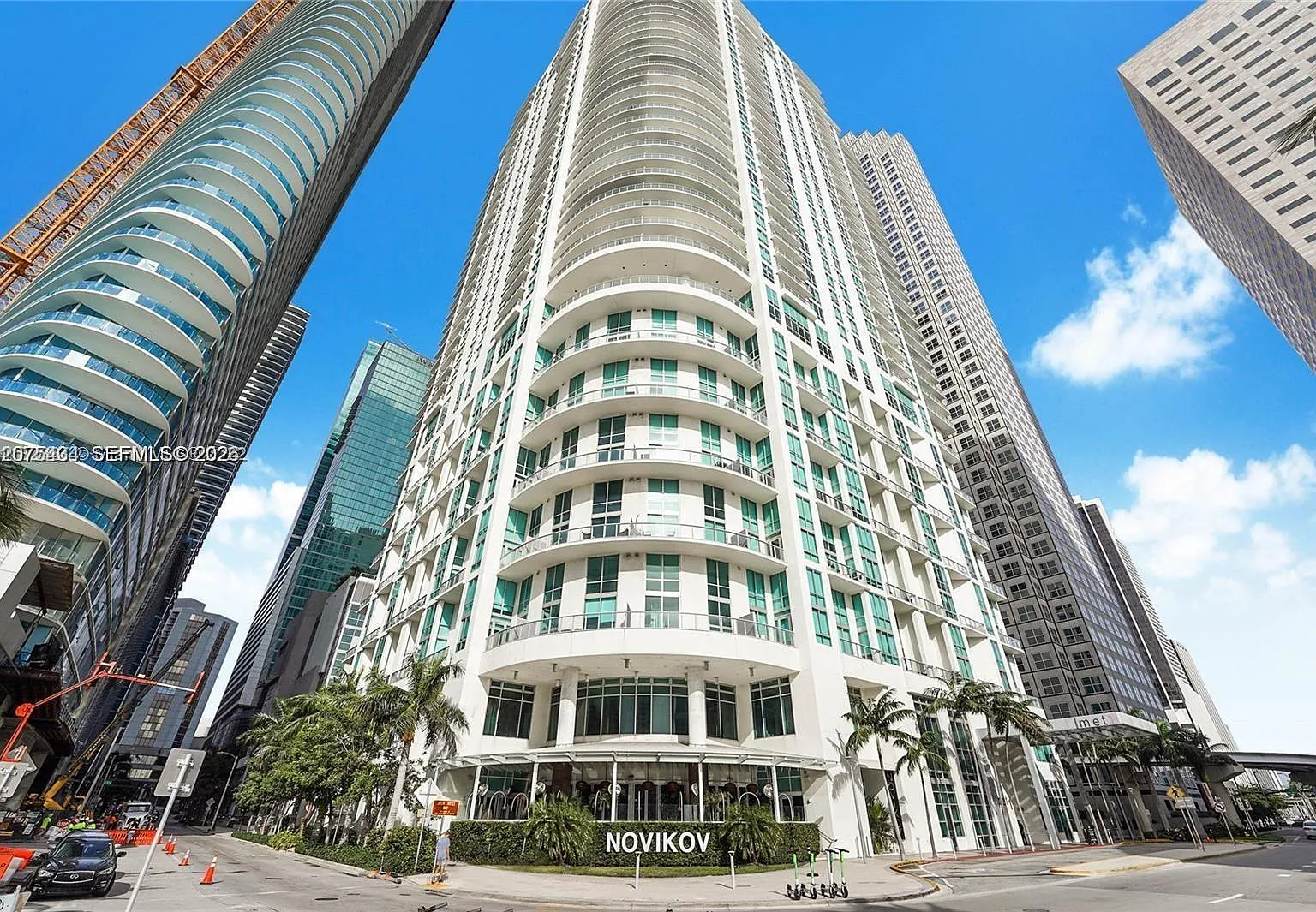 Met 1 Condo — Photo 1