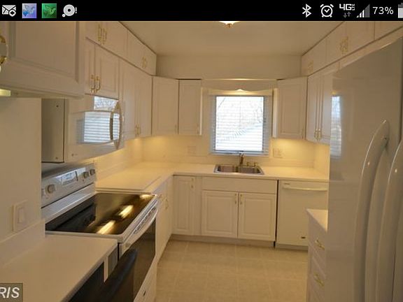 KITCHEN W/ BREAKFAST NOOK & WRAPAROUND COUNTERTOP & KITCHEN