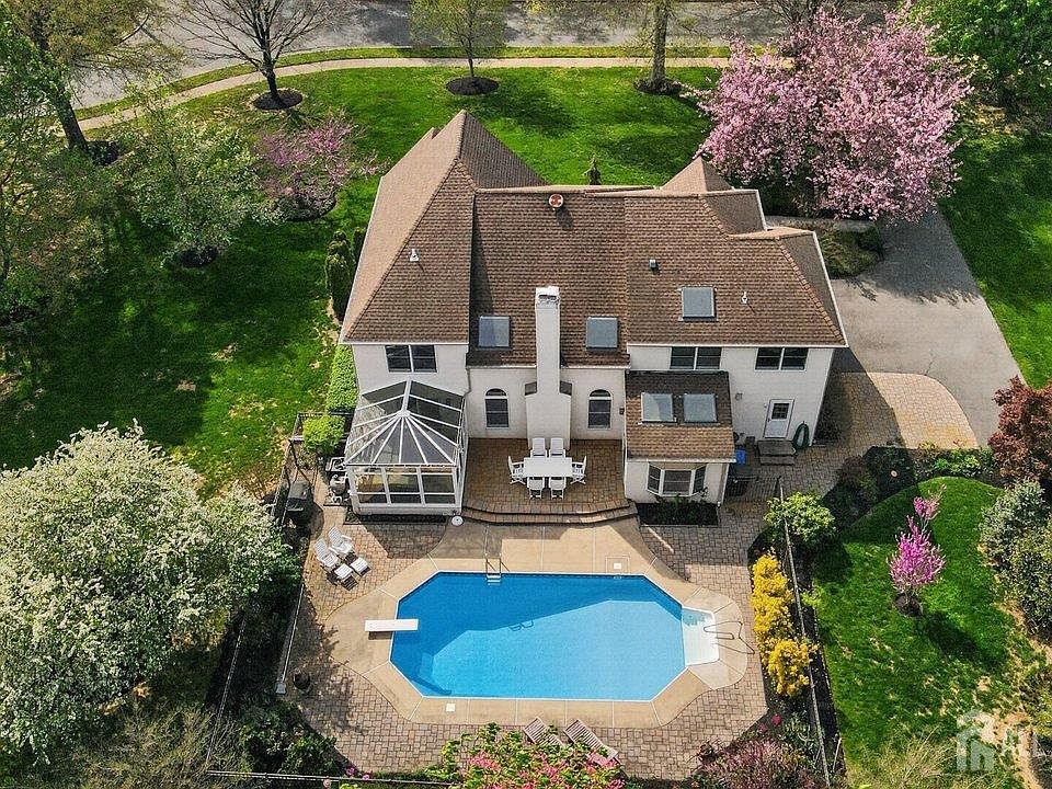1st image of 13 Brookside Ct