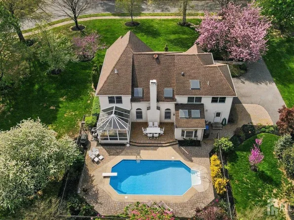 13 Brookside Ct, Cranbury, NJ 08512