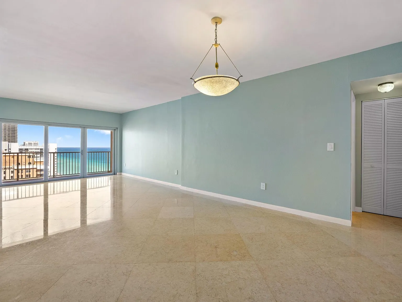 1 bed, 1.5 bath, 870 sqft, $2,999 — Photo 3