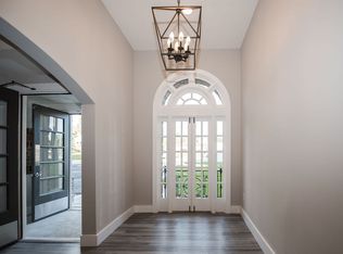 Beautiful One-Bedroom, Fully Renovated, Hardwood Floors, Balcony with View of Downtown Ft. Mitchell, Fort Mitchell, KY 41017