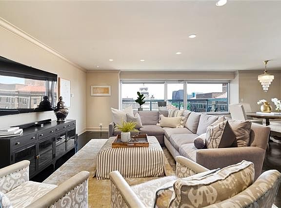 4th image of 221 W 48th St APT 1008
