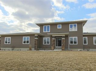 5024 S Fork Ln, Waterloo, IA 50701