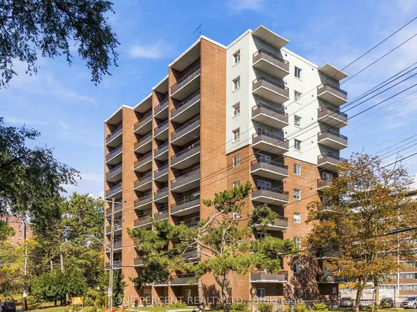 15 Elizabeth St N #904, Mississauga, ON L5G 2Z3