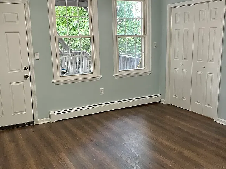 Master Bedroom with En Suite Bathroom & Walk-In Closet
