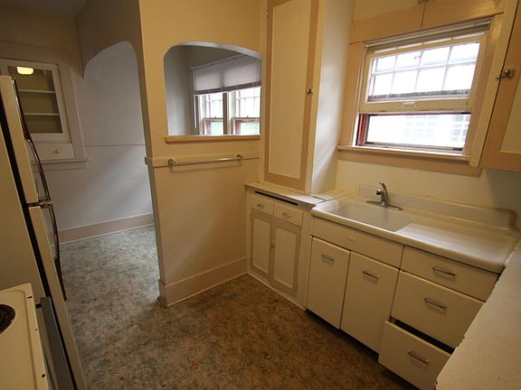 5th image of 437 University Ave