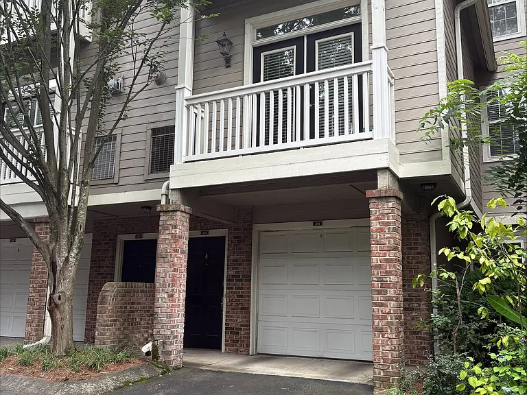 2011 Stokes Ln — Photo 1