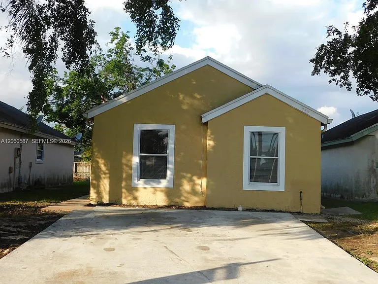 738 SW 9th St — Photo 1