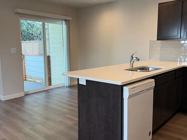 47 Samantha Ct — Photo 9