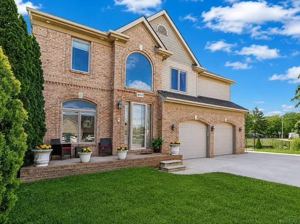 38035 Pointe Rosa St, Harrison Township, MI 48045
