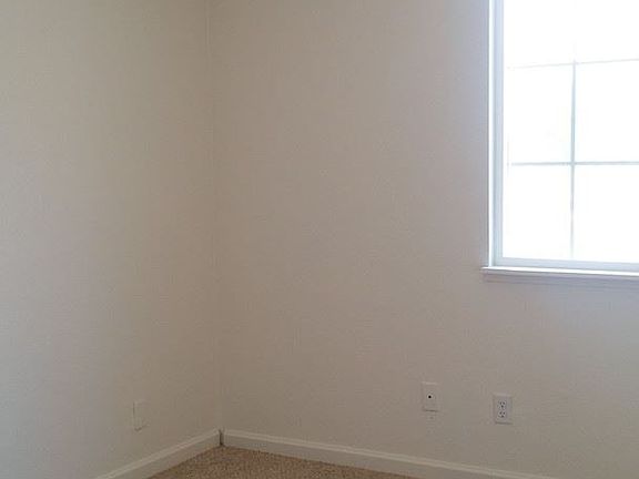 5th image of 290 Cambridge Dr