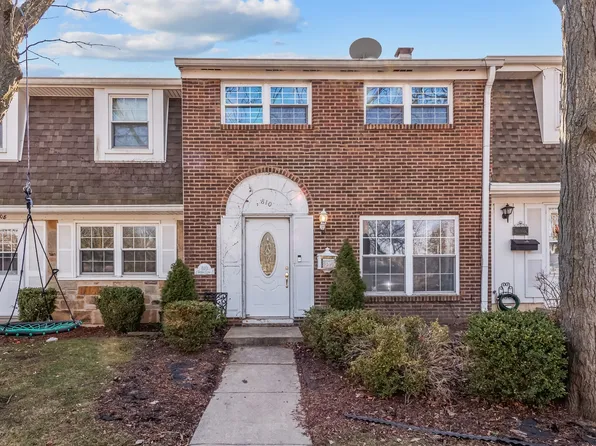 810 Bishop Ct, Schaumburg, IL 60194