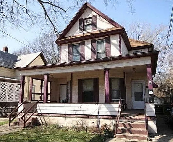 1st image of 916 W 11th St