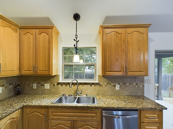 5th image of 702 E San Antonio St