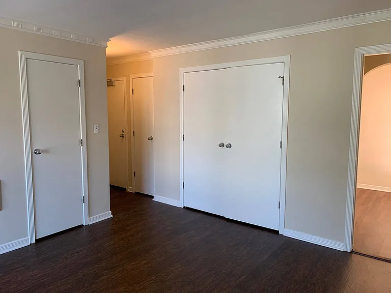 Lindbrook Manor Apartments — Photo 76
