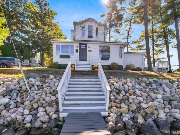 571 Westpointe Ct, Lake Orion, MI 48362