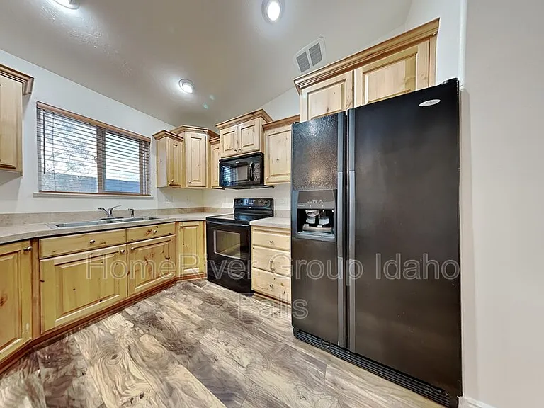 390 Bridger Dr — Photo 5